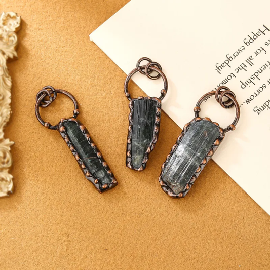 Raw Green Tourmaline Pendant Necklace – Unisex Natural Stone Copper Chain